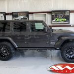 2020 Gray JL Jeep 2.5" Rough Country Lift 20" Ballistic Off-road Machete Wheels Gloss Black 35x12.50R20 tires side angle