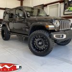 2020 Gray JL Jeep 2.5" Rough Country Lift 20" Ballistic Off-road Machete Wheels Gloss Black 35x12.50R20 tires right front angle