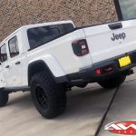 2020 White Rubicon JT Gladiator 2.5" Rough Country Suspension spacer lift kit 17x9 XD Series 140 wheels satin black 35" tires