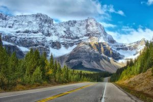 beautiful-scenic-roadway-through-the-mountains-in-banff-image