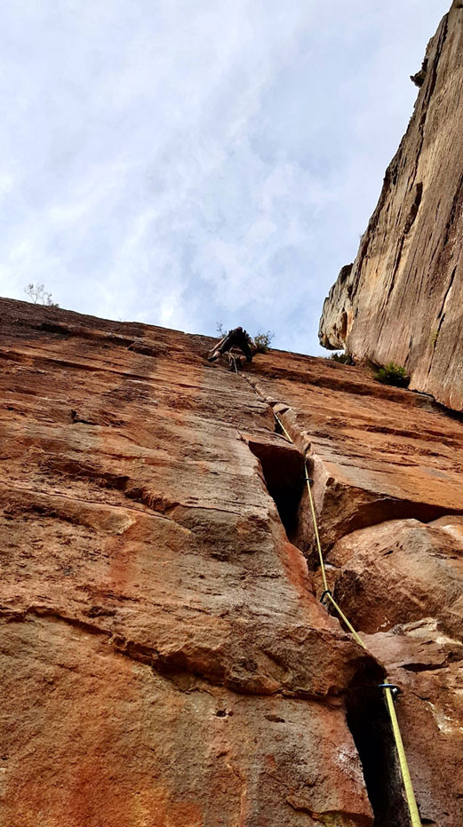 Climber Trad Climbing iup a crack in the Blue Mountains