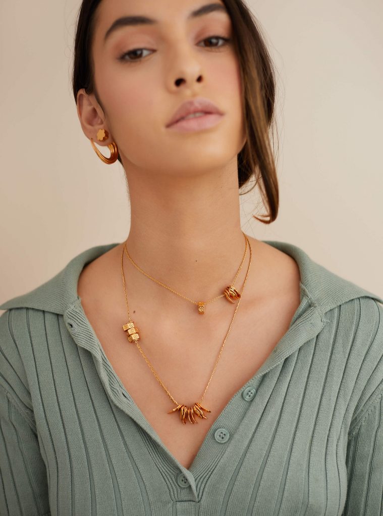 layered-necklace-for-date-night