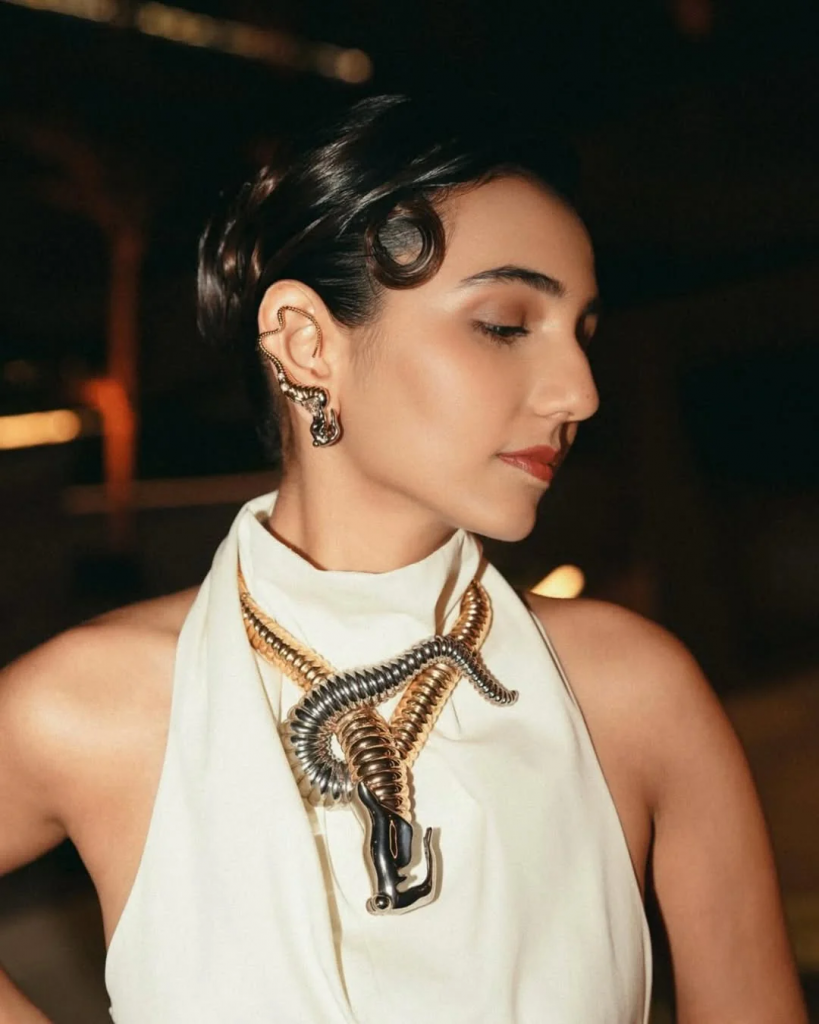 statement-necklace-for-date-night
