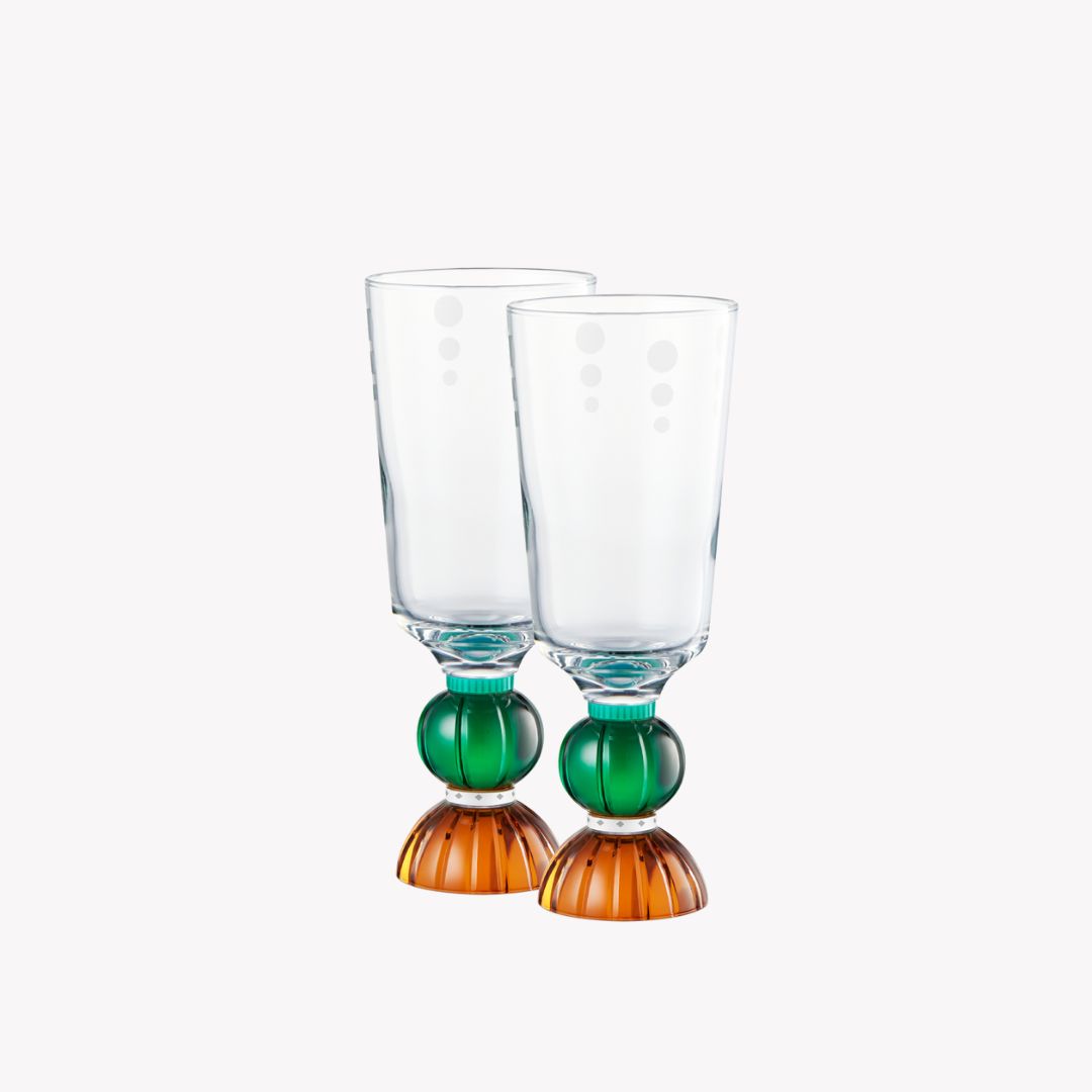 Add a touch of luxury to your table setting with these hand-cut crystal glasses from REFLECTIONS COPENHAGEN. Featuring a diamond engraving around the rim and an emerald green base, these glasses are perfect for any