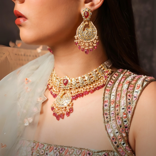 necklace according to dress neckline