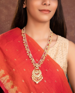 long necklace for Kanjeevaram saree