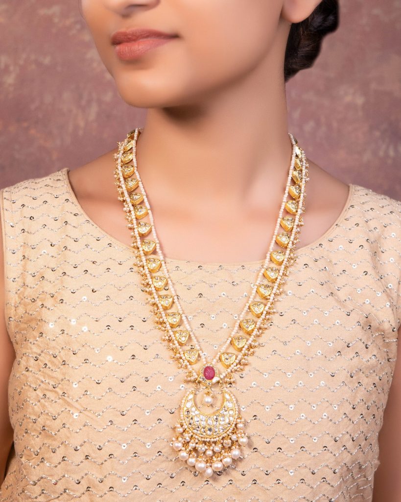 long necklace for modern saree