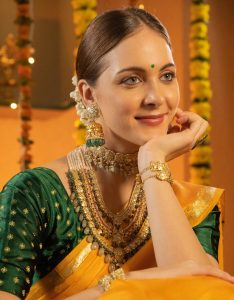 jewellery for engagement saree