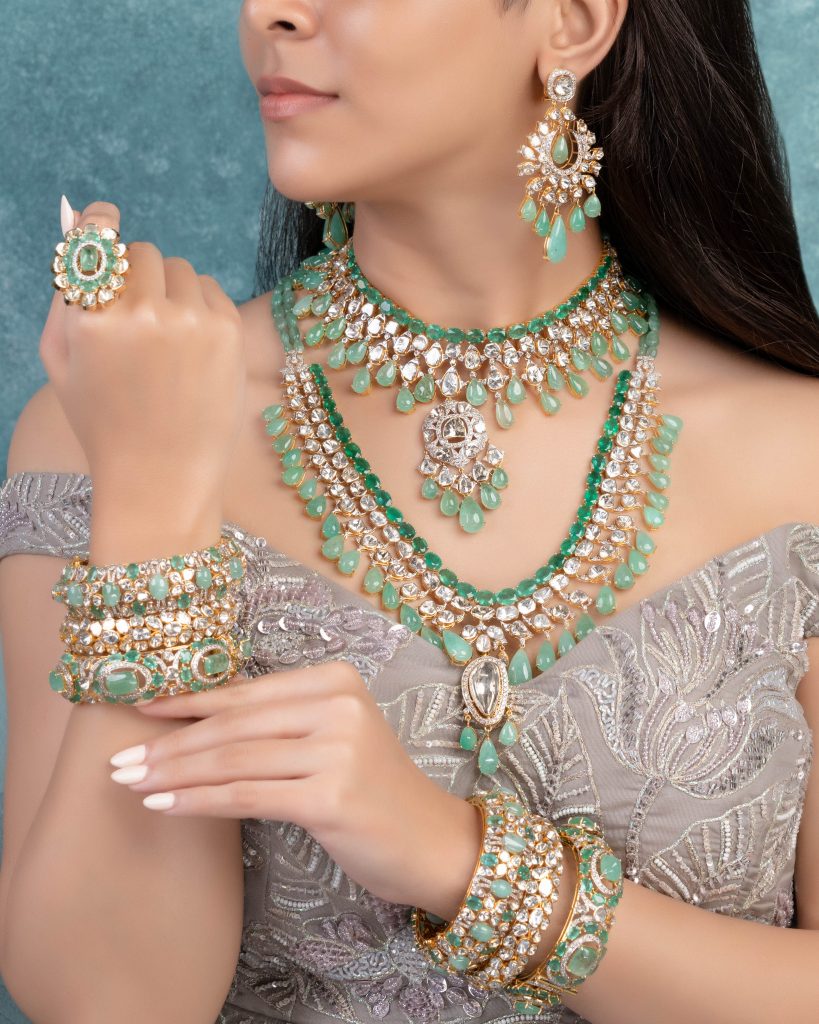 emerald jewellery for maroon dress