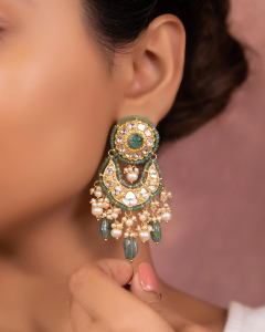 how to style emerald pearl jewellery