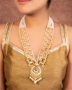 long haar wearing with long earrings