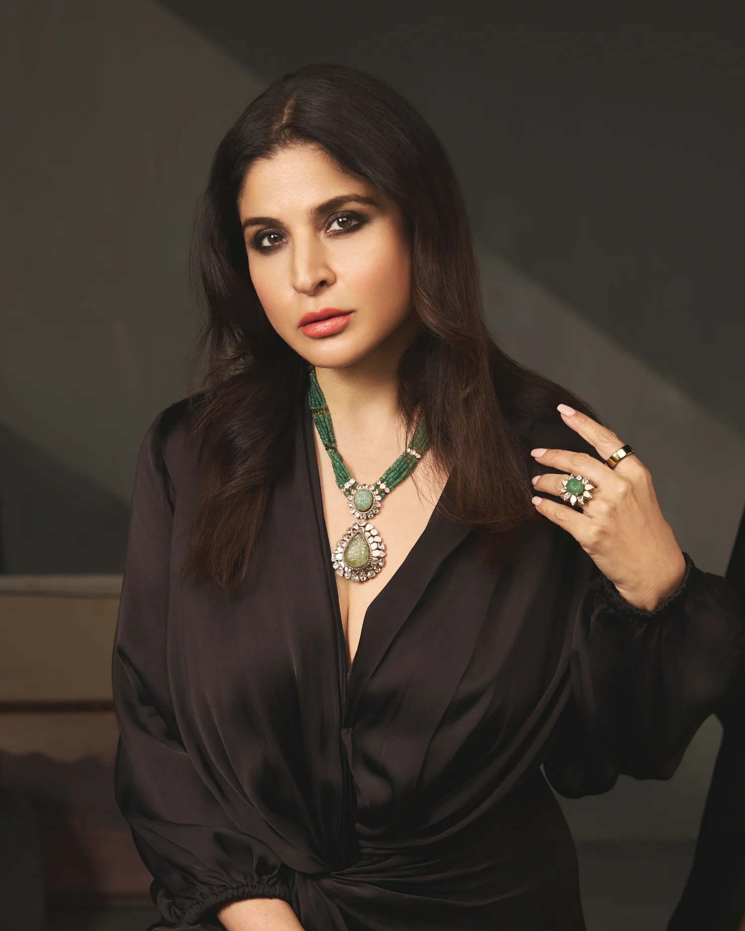 emerald jewellery for black dress