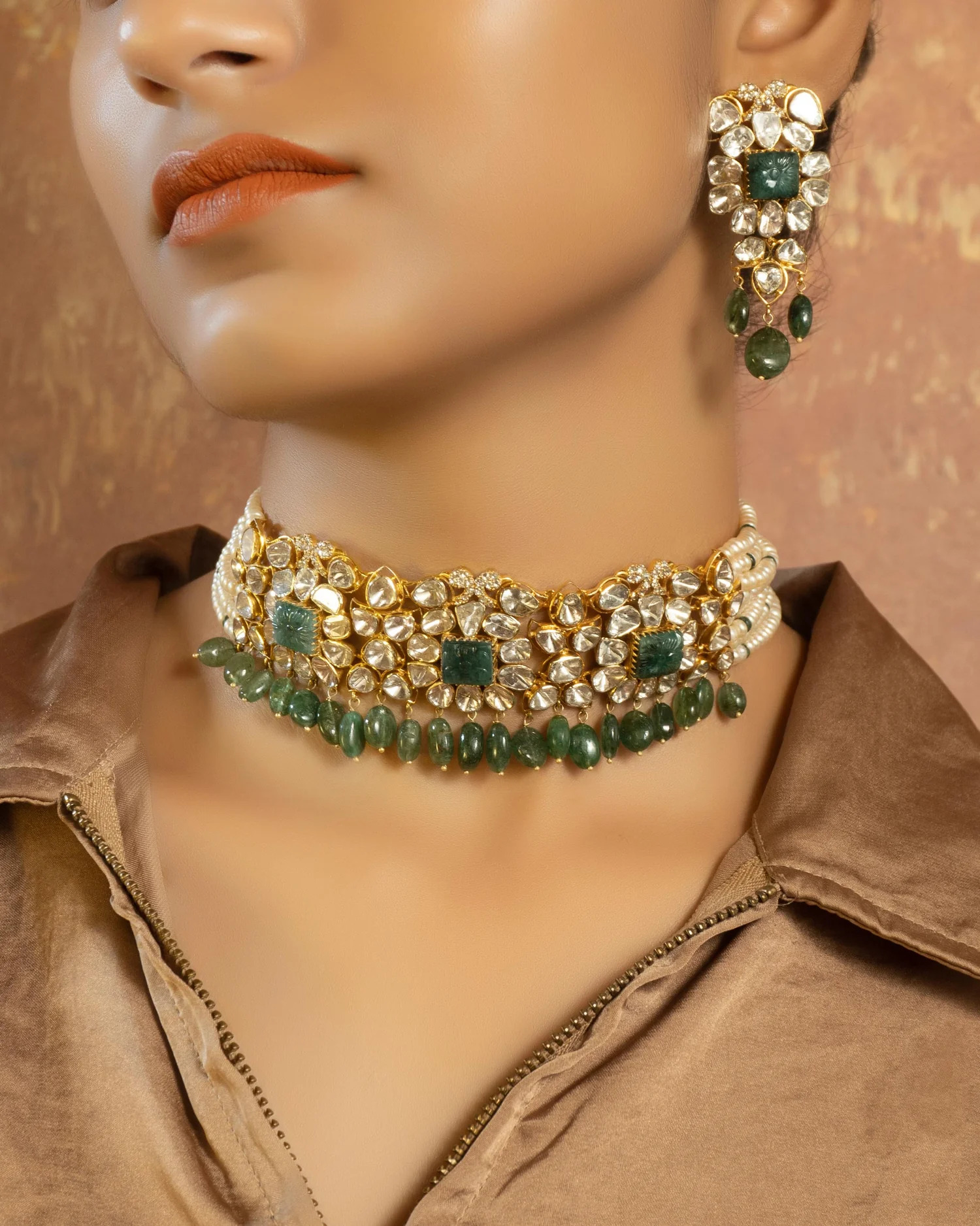 emerald jewellery for brown dress