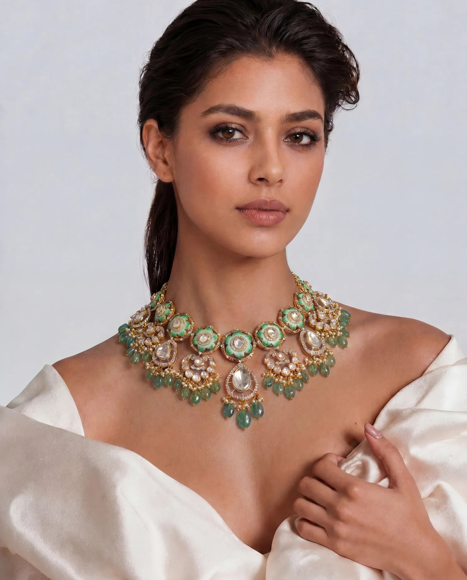 emerald jewellery for off-white dress