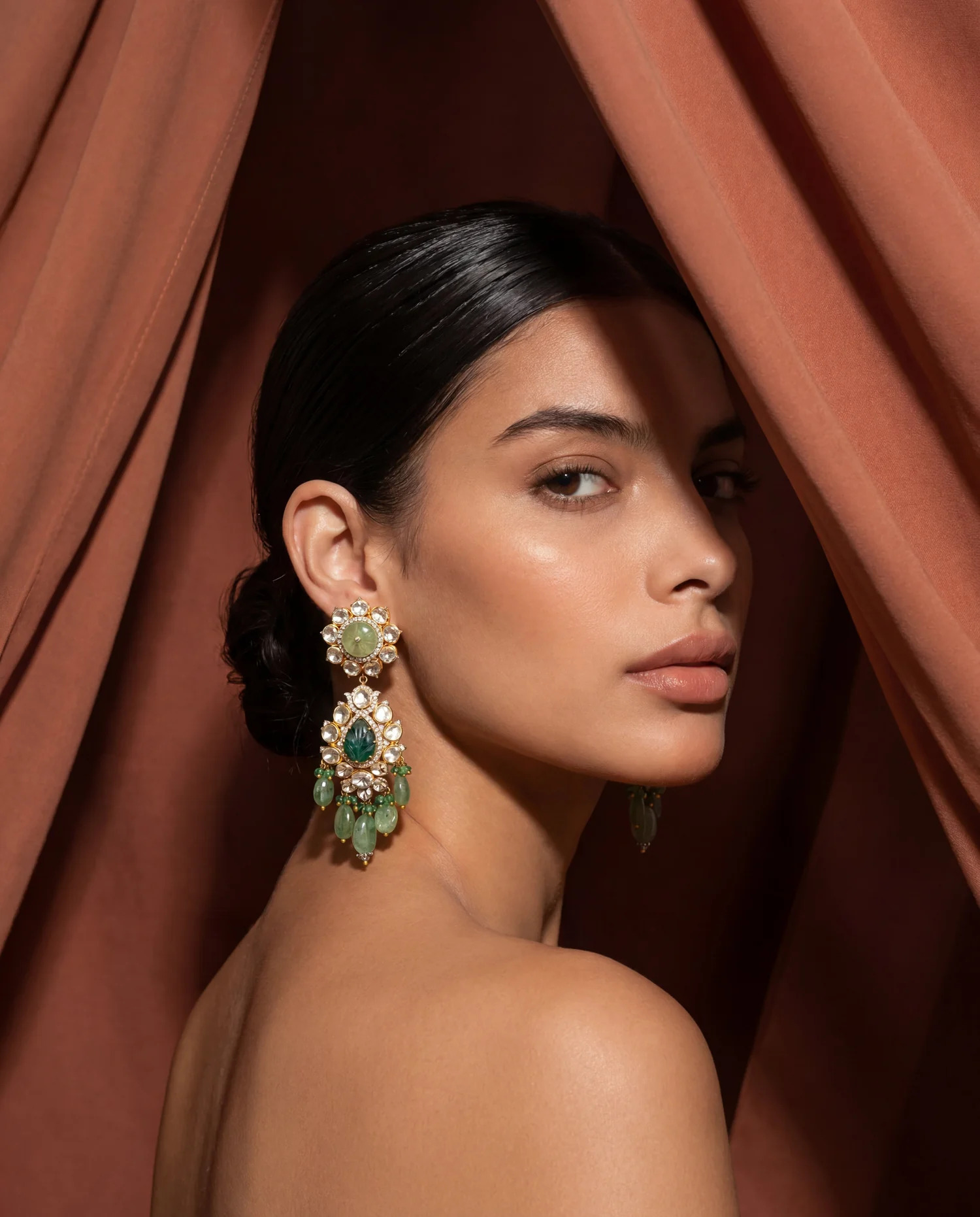 emerald jewellery for peach dress
